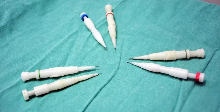 Las puntas finas de los bolígrafos Choi se utilizan con éxito para el trasplante de cabello.